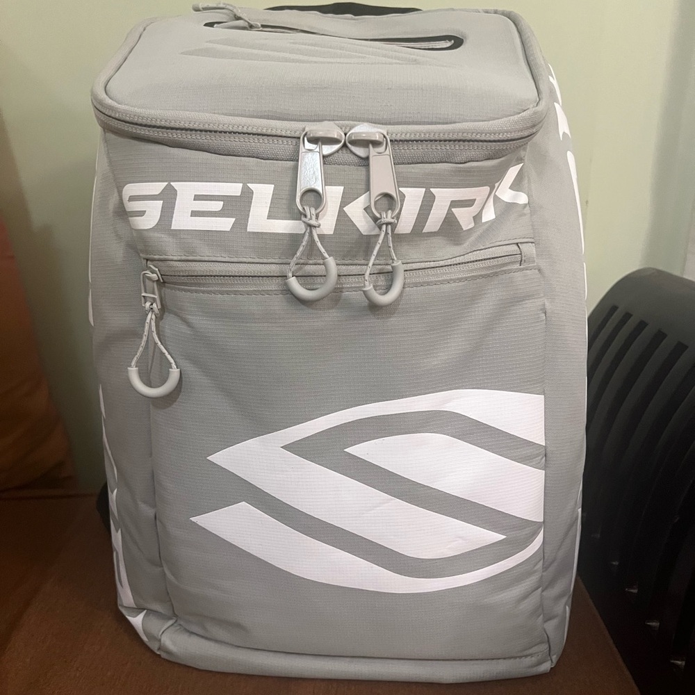 SELKIRK - CORE LINE - TOUR BAG
- PICKLEBALL
BACKPACK
